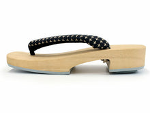 画像をギャラリービューアに読み込む, 下駄 単品 メンズ 浴衣 甚平 ゲタ フリーサイズ 25.5 26.0 26.5 27.0 右近 白木台 墨黒地薄ベージュの格子柄鼻緒 日本製 桐げた M L 痛くない 歩きやすい かかと低め 和服 和装 着物 サン