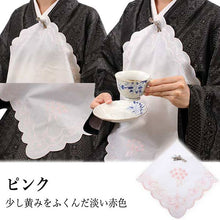 画像をギャラリービューアに読み込む, 着物 ハンカチ クリップ 花束 刺繍 白 ピンク ブルー 選べる3色 軽量 綿 洗濯可能 洗える 前掛け Apron Handkerchief Clip 簡単 装着 食事の際 女性 婦人 レディース 和装小物 雑貨 和洋折衷 エプロン おしゃれ 上品 あす楽 ネコポス便可能