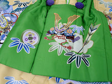 画像をギャラリービューアに読み込む, 七五三 被布セット 3歳 男の子 7点フルセット 山吹色 松 束ね熨斗 三ツ身着物 グリーン色 被布コート 長襦袢 巾着 雪駄 必要なものが1セットでお届け ギフト 三歳 753 SDGs