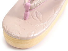 画像をギャラリービューアに読み込む, カレンブロッソ 草履 単品 S M L ピンクベージュ台 バラ柄 鼻緒 型押し レディース カフェ草履 菱屋 Calen Blosso ゾウリ カフェぞうり 女性用 カジュアル 日本製 履物 着物 きもの 和装小物