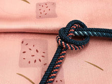 画像をギャラリービューアに読み込む, 洗える着物 コーディネートセット 袷 名古屋帯 正絹帯揚げ帯締め Lサイズ 4点セット 小紋 レディース 女性 クリーム色 ピンク 青 菊 波柄 着物 黒 紫 グレー 千鳥格子柄 帯 帯あげ 帯〆 プレタ 和装 和服 きものセット 送