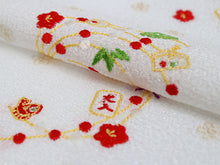 画像をギャラリービューアに読み込む, 半衿 刺繍 単品 正月 花餅 梅 半襟 レディース ポリエステル 洗える 半えり 女性 和装小物 カジュアル イベント パーティー 着物 おしゃれ テイジン ラミエール 日本製 ネコポス便可 あす楽