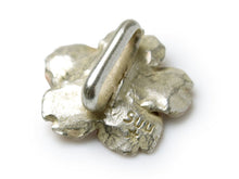 画像をギャラリービューアに読み込む, 帯留 馴染み桜 さくら 単品 三分紐を通す シンプル 和 可愛い 帯留め 帯どめ 軽量 小紋 洒落着 色無地 パーティー オールシーズン カジュアル 母の日 プレゼント ギフト 贈り物 和装小物 着物 和服 和装 帯飾り SUU 日本製 アクセサリー あす楽