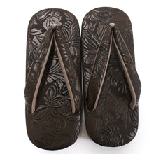 画像をギャラリービューアに読み込む, カレンブロッソ Calen Blosso 菱屋 カフェ草履 メンズ 雪駄 男性 M L こげ茶 茶色 型押し 植物 こげ茶鼻緒 和装小物 履物 着物 和服 和装 紳士用 日本製