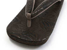 画像をギャラリービューアに読み込む, カレンブロッソ Calen Blosso 菱屋 カフェ草履 メンズ 雪駄 男性 M L こげ茶 茶色 型押し 植物 こげ茶鼻緒 和装小物 履物 着物 和服 和装 紳士用 日本製