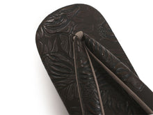 画像をギャラリービューアに読み込む, カレンブロッソ Calen Blosso 菱屋 カフェ草履 メンズ 雪駄 男性 M L こげ茶 茶色 型押し 植物 こげ茶鼻緒 和装小物 履物 着物 和服 和装 紳士用 日本製