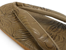 画像をギャラリービューアに読み込む, カレンブロッソ Calen Blosso 菱屋 カフェ草履 メンズ 雪駄 男性 M L ベージュ 茶色 型押し 植物 ベージュ鼻緒 和装小物 履物 着物 和服 和装 紳士用 日本製 バレンタイン ギフト