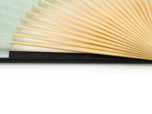 画像をギャラリービューアに読み込む, 扇子 扇子袋 2点セット 西川庄六商店 ジャパンギャルド 花 麻 近江ちぢみ グリーン 桐箱入り エコ ギフト プレゼント 贈り物 春 夏 母の日 女性 せんす 和装小物 雑貨 暑さ対策 節電 エコ 飛沫防止 あす楽 送料無料