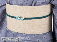 画像をギャラリービューアに読み込む, 帯留 神奈川沖浪裏 波 富士山 浮世絵 北斎 富嶽三十六景 単品 三分紐を通す シンプル 和 可愛い 帯留め 帯どめ 軽量 小紋 洒落着 色無地 パーティー オールシーズン カジュアル 母の日 プレゼント ギフト 贈り物 和装小物 着物 和装 帯飾り SUU 日本製 アクセサリー あす楽