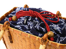 画像をギャラリービューアに読み込む, かごバッグ レディース 夏 バッグ 単品 浴衣 竹 編み 茶色 かご 紺 七宝 有松鳴海絞 巾着 女性 バッグ カゴ 籠 きんちゃく ゆかた 浴衣バッグ 手提げ 和装 和服 レトロ あす楽