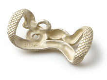 画像をギャラリービューアに読み込む, 帯留 大蛇 単品 三分紐を通す 蛇 白蛇 爬虫類 シンプル 和 可愛い 帯留め 帯どめ 軽量 小紋 洒落着 色無地 パーティー オールシーズン カジュアル プレゼント ギフト 贈り物 和装小物 着物 和装 帯飾り SUU 日本製 アクセサリー あす楽