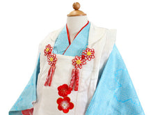 画像をギャラリービューアに読み込む, 七五三 正絹 着物 3歳 女の子 被布7点フルセット 水色 花車 三ツ身着物 白 梅 被布 疋田柄 桜 菊 牡丹 被布コート 長襦袢 重ね衿 髪飾り 巾着 草履 被布セット かかと止め 三歳 753 祝着 ギフト