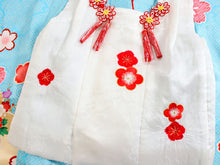 画像をギャラリービューアに読み込む, 七五三 正絹 着物 3歳 女の子 被布7点フルセット 水色 花車 三ツ身着物 白 梅 被布 疋田柄 桜 菊 牡丹 被布コート 長襦袢 重ね衿 髪飾り 巾着 草履 被布セット かかと止め 三歳 753 祝着 ギフト