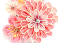 画像をギャラリービューアに読み込む, 七五三 髪飾り ちりめん 3歳 7歳 ピンク 菊 髪かざり 梅 つまみ細工 子供 着物 和装 和小物 キッズ 女の子 コサージュ パッチンどめ ヘアクリップ