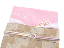 画像をギャラリービューアに読み込む, 洗える着物 コーディネートセット 袷 フリーサイズ ピンク 花筏 きもの 茶色 市松格子 名古屋帯 薄紫 正絹帯揚げ帯締め 波 格子 4点セット ハナエモリ 帯 小紋 レディース 女性 プレタ 和装 和服