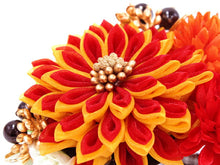 画像をギャラリービューアに読み込む, 成人式 髪飾り 2点セット オレンジ 菊 つまみ細工 花 卒業式 前撮り 袴 はかま 振袖 結婚式 和装 和服 着物 かんざし コサージュ ヘアアクセサリー