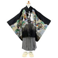 画像をギャラリービューアに読み込む, 七五三 着物 男の子 5歳 羽織袴フルセット 11点セット 購入 黒地鷹に兜 羽織袴 羽織 着物 セット 長襦袢 袴 角帯 羽織紐 短剣 お守り 扇子 草履 ストレッチ 足袋 古典 五歳 レトロ キッズ 和装 和服 販売 2022