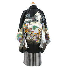 画像をギャラリービューアに読み込む, 七五三 着物 男の子 5歳 羽織袴フルセット 11点セット 購入 黒地鷹に兜 羽織袴 羽織 着物 セット 長襦袢 袴 角帯 羽織紐 短剣 お守り 扇子 草履 ストレッチ 足袋 古典 五歳 レトロ キッズ 和装 和服 販売 2022