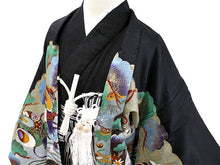 画像をギャラリービューアに読み込む, 七五三 着物 男の子 5歳 羽織袴フルセット 11点セット 購入 黒地鷹に兜 羽織袴 羽織 着物 セット 長襦袢 袴 角帯 羽織紐 短剣 お守り 扇子 草履 ストレッチ 足袋 古典 五歳 レトロ キッズ 和装 和服 販売 2022