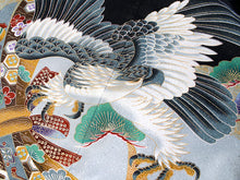 画像をギャラリービューアに読み込む, 七五三 着物 男の子 5歳 羽織袴フルセット 11点セット 購入 黒地鷹に兜 羽織袴 羽織 着物 セット 長襦袢 袴 角帯 羽織紐 短剣 お守り 扇子 草履 ストレッチ 足袋 古典 五歳 レトロ キッズ 和装 和服 販売 2022