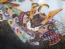 画像をギャラリービューアに読み込む, 七五三 着物 男の子 5歳 羽織袴フルセット 11点セット 購入 黒地鷹に兜 羽織袴 羽織 着物 セット 長襦袢 袴 角帯 羽織紐 短剣 お守り 扇子 草履 ストレッチ 足袋 古典 五歳 レトロ キッズ 和装 和服 販売 2022