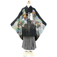 画像をギャラリービューアに読み込む, 七五三 着物 男の子 5歳 羽織袴フルセット 11点セット 購入 黒地鷹に鼓 羽織袴 羽織 着物 セット 長襦袢 袴 角帯 羽織紐 短剣 お守り 扇子 草履 ストレッチ 足袋 古典 五歳 レトロ キッズ 和装 和服 販売 2022