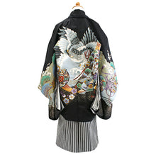 画像をギャラリービューアに読み込む, 七五三 着物 男の子 5歳 羽織袴フルセット 11点セット 購入 黒地鷹に鼓 羽織袴 羽織 着物 セット 長襦袢 袴 角帯 羽織紐 短剣 お守り 扇子 草履 ストレッチ 足袋 古典 五歳 レトロ キッズ 和装 和服 販売 2022