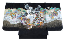 画像をギャラリービューアに読み込む, 七五三 着物 男の子 5歳 羽織袴フルセット 11点セット 購入 黒地鷹に鼓 羽織袴 羽織 着物 セット 長襦袢 袴 角帯 羽織紐 短剣 お守り 扇子 草履 ストレッチ 足袋 古典 五歳 レトロ キッズ 和装 和服 販売 2022