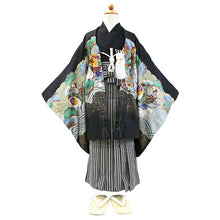 画像をギャラリービューアに読み込む, 七五三 着物 男の子 5歳 羽織袴フルセット 11点セット 購入 黒地兜に小槌 羽織袴 羽織 着物 セット 長襦袢 袴 角帯 羽織紐 短剣 お守り 扇子 草履 ストレッチ 足袋 古典 五歳 レトロ キッズ 和装 和服 販売 2022