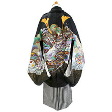 画像をギャラリービューアに読み込む, 七五三 着物 男の子 5歳 羽織袴フルセット 11点セット 購入 黒地兜に小槌 羽織袴 羽織 着物 セット 長襦袢 袴 角帯 羽織紐 短剣 お守り 扇子 草履 ストレッチ 足袋 古典 五歳 レトロ キッズ 和装 和服 販売 2022