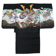 画像をギャラリービューアに読み込む, 七五三 着物 男の子 5歳 羽織袴フルセット 11点セット 購入 黒地兜に小槌 羽織袴 羽織 着物 セット 長襦袢 袴 角帯 羽織紐 短剣 お守り 扇子 草履 ストレッチ 足袋 古典 五歳 レトロ キッズ 和装 和服 販売 2022