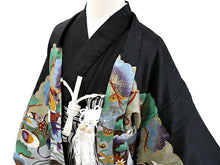 画像をギャラリービューアに読み込む, 七五三 着物 男の子 5歳 羽織袴フルセット 11点セット 購入 黒地兜に小槌 羽織袴 羽織 着物 セット 長襦袢 袴 角帯 羽織紐 短剣 お守り 扇子 草履 ストレッチ 足袋 古典 五歳 レトロ キッズ 和装 和服 販売 2022