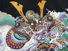 画像をギャラリービューアに読み込む, 七五三 着物 男の子 5歳 羽織袴フルセット 11点セット 購入 黒地兜に小槌 羽織袴 羽織 着物 セット 長襦袢 袴 角帯 羽織紐 短剣 お守り 扇子 草履 ストレッチ 足袋 古典 五歳 レトロ キッズ 和装 和服 販売 2022