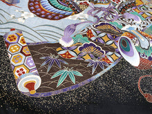 画像をギャラリービューアに読み込む, 七五三 着物 男の子 5歳 羽織袴フルセット 11点セット 購入 黒地兜に小槌 羽織袴 羽織 着物 セット 長襦袢 袴 角帯 羽織紐 短剣 お守り 扇子 草履 ストレッチ 足袋 古典 五歳 レトロ キッズ 和装 和服 販売 2022