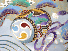 画像をギャラリービューアに読み込む, 七五三 着物 男の子 5歳 羽織袴フルセット 11点セット 購入 黒地兜に小槌 羽織袴 羽織 着物 セット 長襦袢 袴 角帯 羽織紐 短剣 お守り 扇子 草履 ストレッチ 足袋 古典 五歳 レトロ キッズ 和装 和服 販売 2022