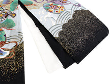 画像をギャラリービューアに読み込む, 七五三 着物 男の子 5歳 羽織袴フルセット 11点セット 購入 黒地兜に小槌 羽織袴 羽織 着物 セット 長襦袢 袴 角帯 羽織紐 短剣 お守り 扇子 草履 ストレッチ 足袋 古典 五歳 レトロ キッズ 和装 和服 販売 2022