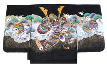 画像をギャラリービューアに読み込む, 七五三 着物 男の子 5歳 羽織袴フルセット 11点セット 購入 黒地兜に小槌 羽織袴 羽織 着物 セット 長襦袢 袴 角帯 羽織紐 短剣 お守り 扇子 草履 ストレッチ 足袋 古典 五歳 レトロ キッズ 和装 和服 販売 2022