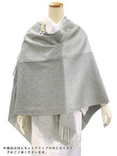 画像をギャラリービューアに読み込む, ストール ポ ンチョ クリップ付 レディース チェック グレー ポンチョ ウール 格子 イエロー 花 クリップ 灰色 黄色 フリーサイズ ミディアム丈 カジュアル おしゃれ 秋 冬 ショール 大判 肩掛け 防寒 京ぽんちょ 女性 和装 あす楽