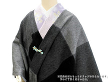 画像をギャラリービューアに読み込む, ストール ポ ンチョ クリップ付 レディース チェック ブラック ウール 格子 ブルー 花 クリップ 黒 青 フリーサイズ ミディアム丈 カジュアル おしゃれ 秋 冬 ショール 大判 肩掛け 防寒 女性 和装 京ぽんちょ あす楽
