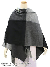 画像をギャラリービューアに読み込む, ストール ポ ンチョ クリップ付 レディース チェック ブラック ウール 格子 ブルー 花 クリップ 黒 青 フリーサイズ ミディアム丈 カジュアル おしゃれ 秋 冬 ショール 大判 肩掛け 防寒 女性 和装 京ぽんちょ あす楽