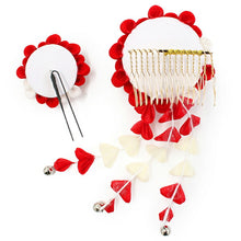 画像をギャラリービューアに読み込む, 成人式 髪飾り 赤 菊 ヘアアクセサリー 花 白 つまみ細工 2点セット コーム Uピン 卒業式 前撮り 袴 はかま 振袖 結婚式 和装 和服 着物 かんざし あす楽