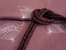 画像をギャラリービューアに読み込む, 洗える着物 コーディネートセット 袷 Mサイズ 紫 曲線 きもの ベージュ 花唐草 猫 名古屋帯 渋ピンク 茶紫 正絹帯揚げ帯締め 花 植物 扇 四角 4点セット 帯 小紋 レディース 女性 プレタ 和装 和服