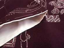 画像をギャラリービューアに読み込む, 洗える着物 コーディネートセット 袷 Mサイズ 赤紫 植物柄 猫 きもの オフホワイト 華紋 名古屋帯 抹茶 正絹帯揚げ帯締め 幾何学模様 椿 笹 竹 花 茶紫 パープル 4点セット 帯 小紋 レディース 女性 プレタ 和装 和服