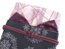 画像をギャラリービューアに読み込む, 洗える着物 コーディネートセット 袷 Lサイズ 薄紫 幾何学模様 きもの 紺 華紋 名古屋帯 紫 黄緑 正絹帯揚げ帯締め パープル 桜 4点セット 帯 小紋 レディース 女性 プレタ 和装 和服