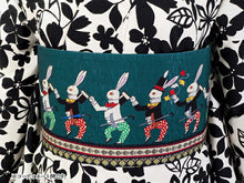 画像をギャラリービューアに読み込む, 半幅帯 絹 レディース 召しませ華 グリーン うさぎ 細帯 黒 縞 ドット リバーシブル シルクハット ウサギ 兎 ラビット 動物柄 マジシャン 手品 長尺 4m 日本製 洒落帯 四寸 単品 女性 新品 送料無料 お仕立て上がり