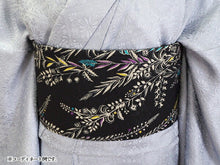 画像をギャラリービューアに読み込む, 半幅帯 絹 レディース 召しませ華 グレー プリズムレース 細帯 黒 植物柄 リバーシブル 花 葉 灰色 ブラック 長尺 4m 日本製 洒落帯 四寸 単品 女性 新品 送料無料 お仕立て上がり