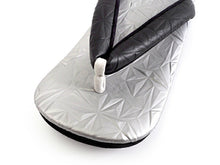 画像をギャラリービューアに読み込む, カレンブロッソ Calen Blosso 菱屋 カフェ草履 メンズ 雪駄 男性 L 銀 黒 シルバー ブラック 型押し スターダスト 星 和装小物 履物 着物 和服 和装 紳士用 日本製