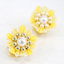 画像をギャラリービューアに読み込む, イヤリング つまみ細工 イエロー グリーン 花 パール ビーズ 耳飾り 単品 Chimi Chimi 小ぶり 真鍮 絹 和 可愛い 黄色 緑 振袖 二尺袖 袴 成人式 卒業式 パーティー オールシーズン カジュアル 着物 和服 和装 洋服 洋装 アクセサ
