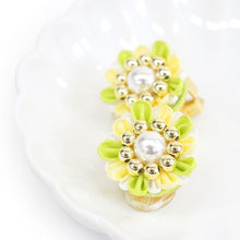 画像をギャラリービューアに読み込む, イヤリング つまみ細工 イエロー グリーン 花 パール ビーズ 耳飾り 単品 Chimi Chimi 小ぶり 真鍮 絹 和 可愛い 黄色 緑 振袖 二尺袖 袴 成人式 卒業式 パーティー オールシーズン カジュアル 着物 和服 和装 洋服 洋装 アクセサ
