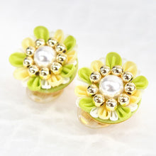 画像をギャラリービューアに読み込む, イヤリング つまみ細工 イエロー グリーン 花 パール ビーズ 耳飾り 単品 Chimi Chimi 小ぶり 真鍮 絹 和 可愛い 黄色 緑 振袖 二尺袖 袴 成人式 卒業式 パーティー オールシーズン カジュアル 着物 和服 和装 洋服 洋装 アクセサ